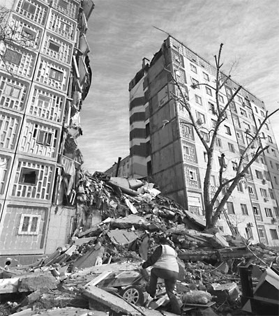 Завал на месте взрыва бытового газа в Астрахани 27.02.2012